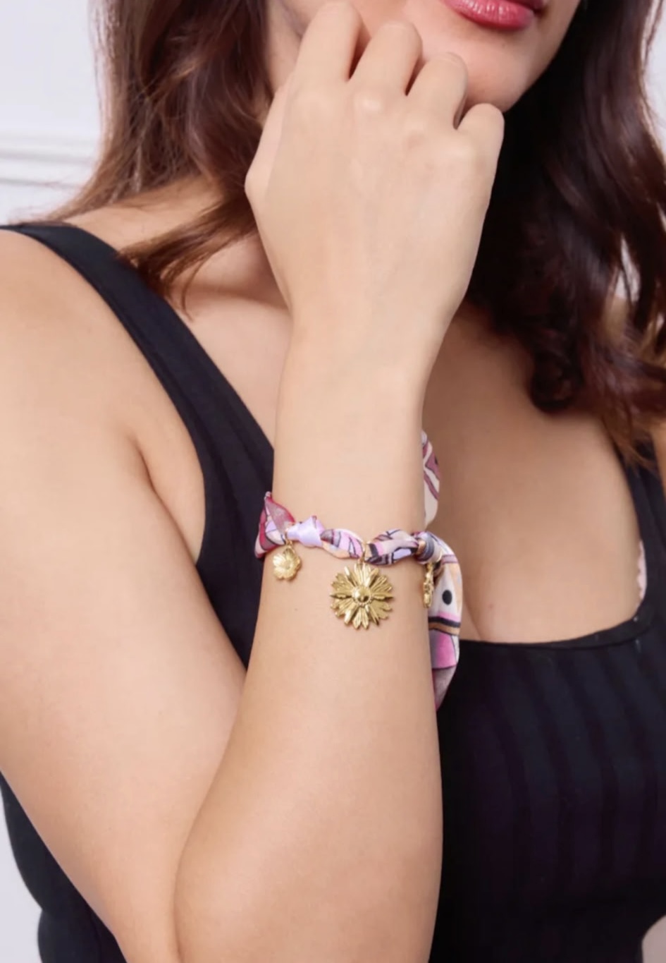 Bracelet doré foulard rose et léopard avec breloque fleur