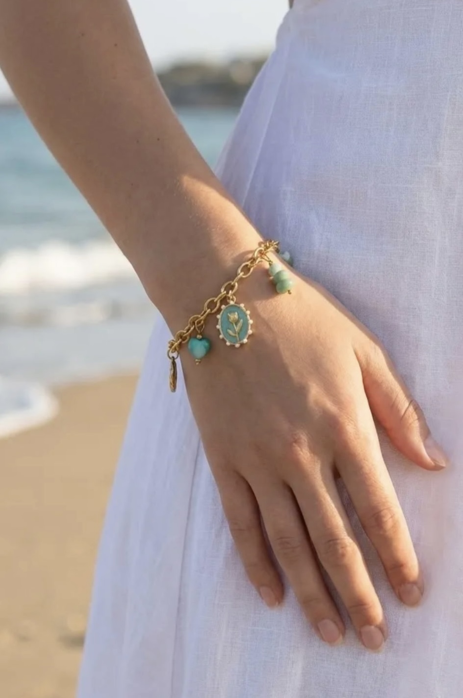 Bracelet chaîne dorée perles turquoises et médaille