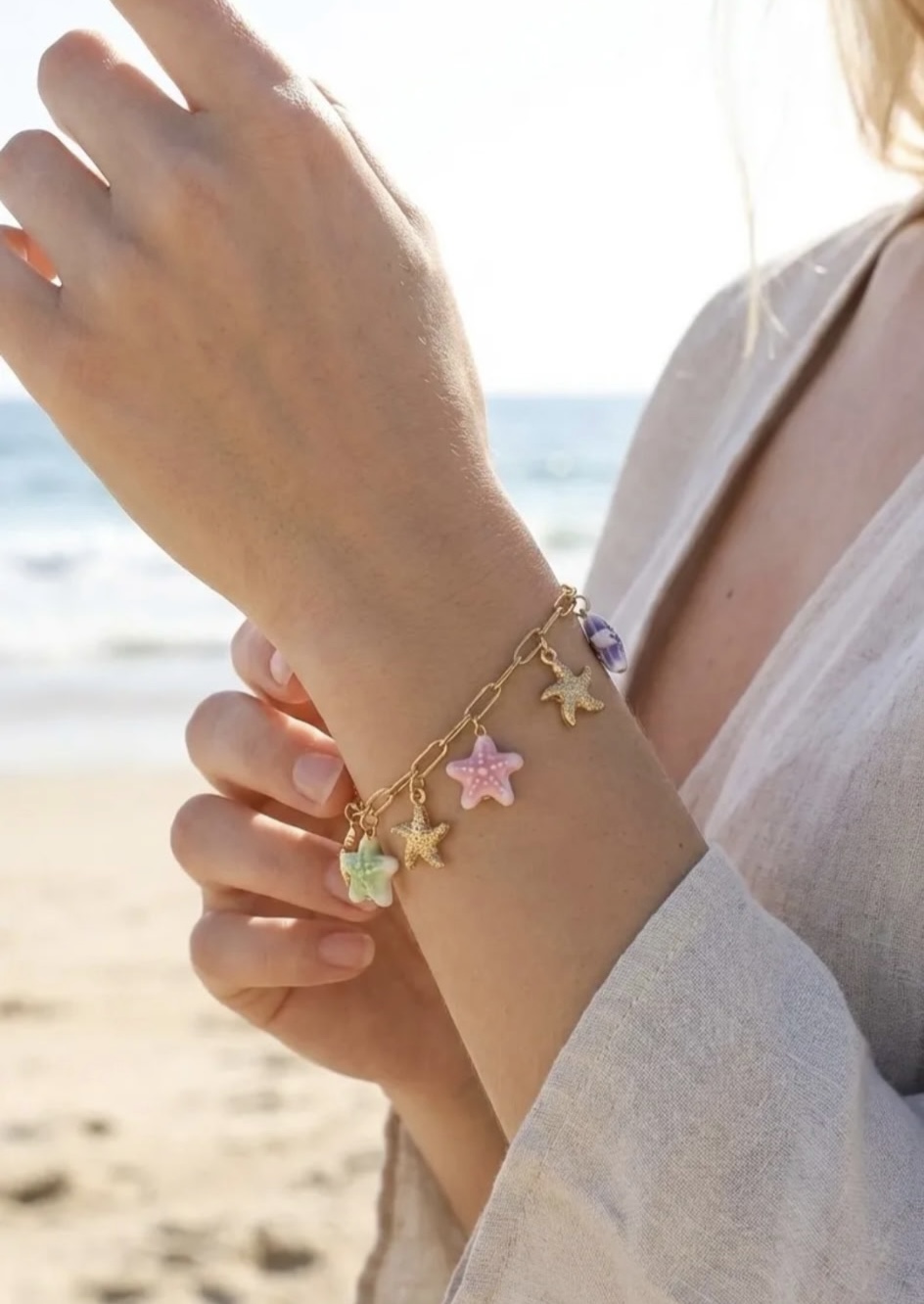 Bracelet chaîne dorée breloques étoiles de mer pastel