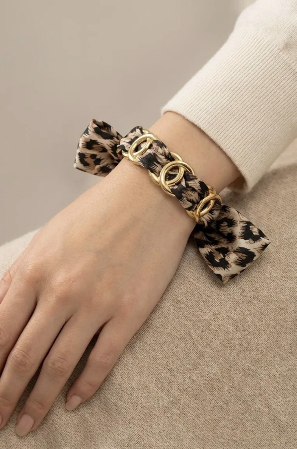 Bracelet chaîne dorée entrelacé avec foulard léopard