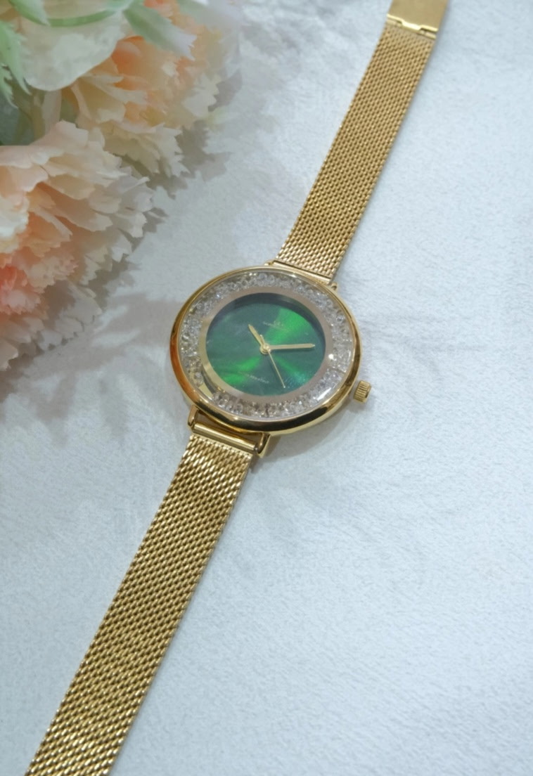 Montre dorée ronde fond vert cristaux bracelet maille
