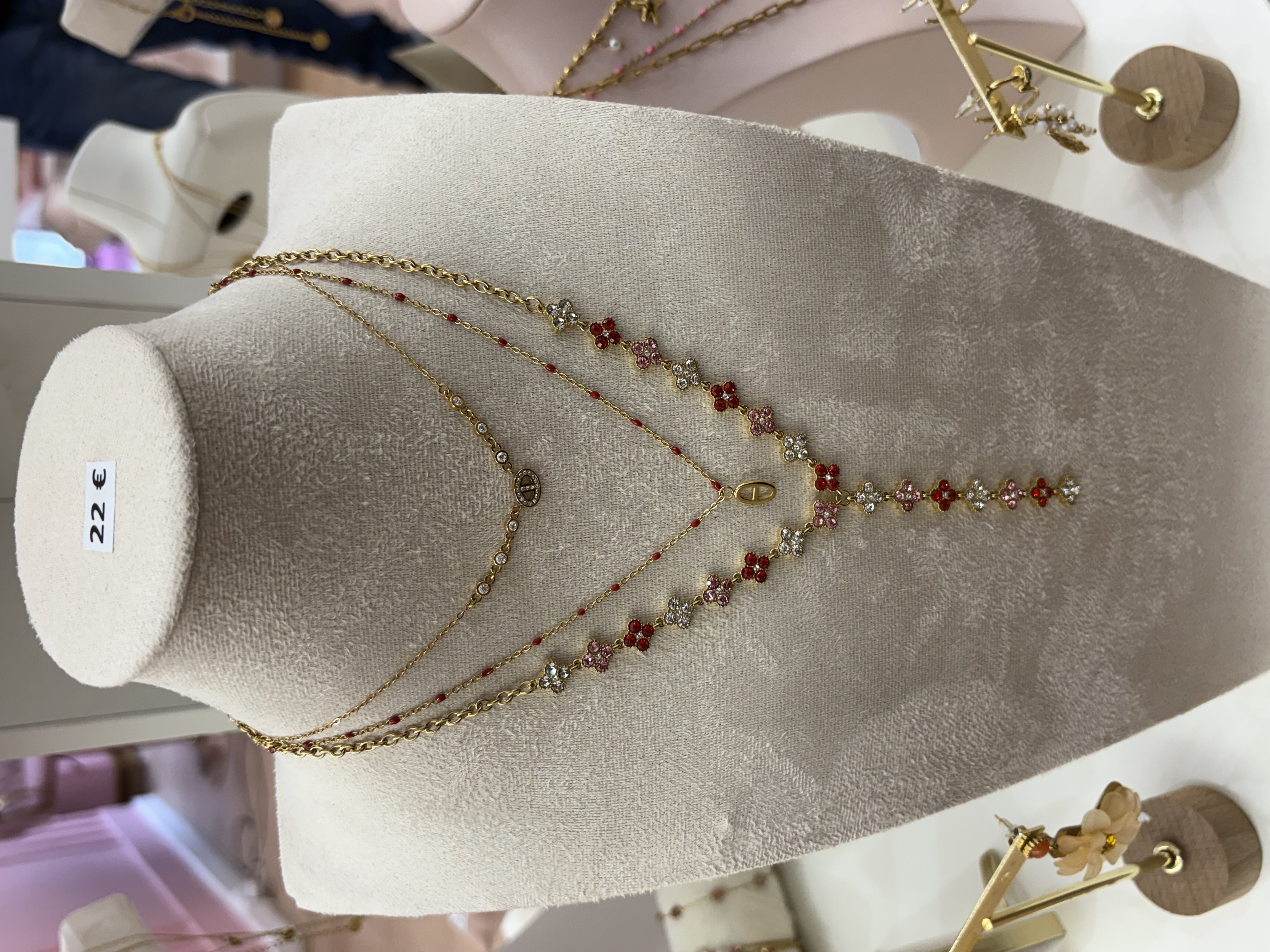 Collier cascade fleurs rouges