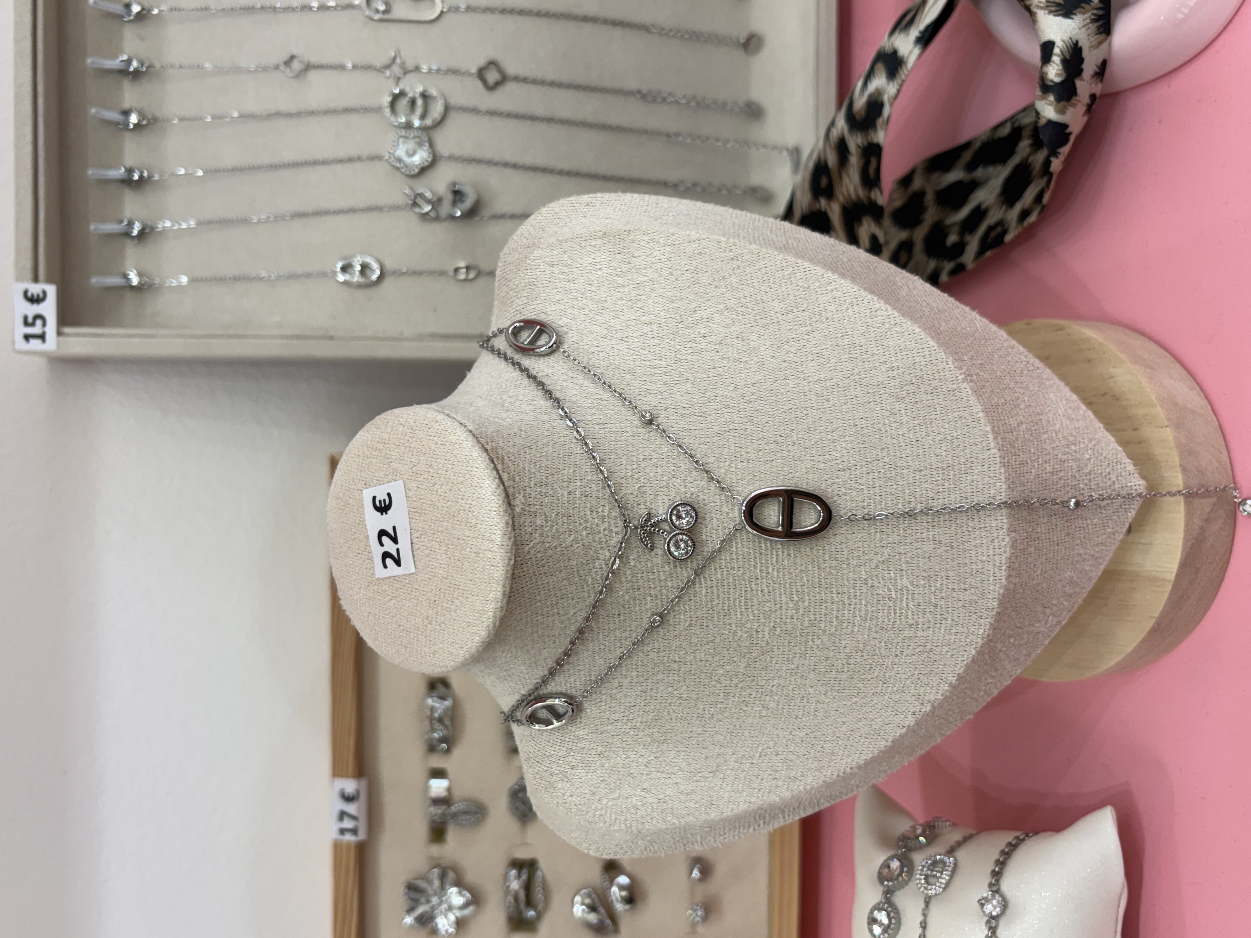 Collier argenté motif cerise