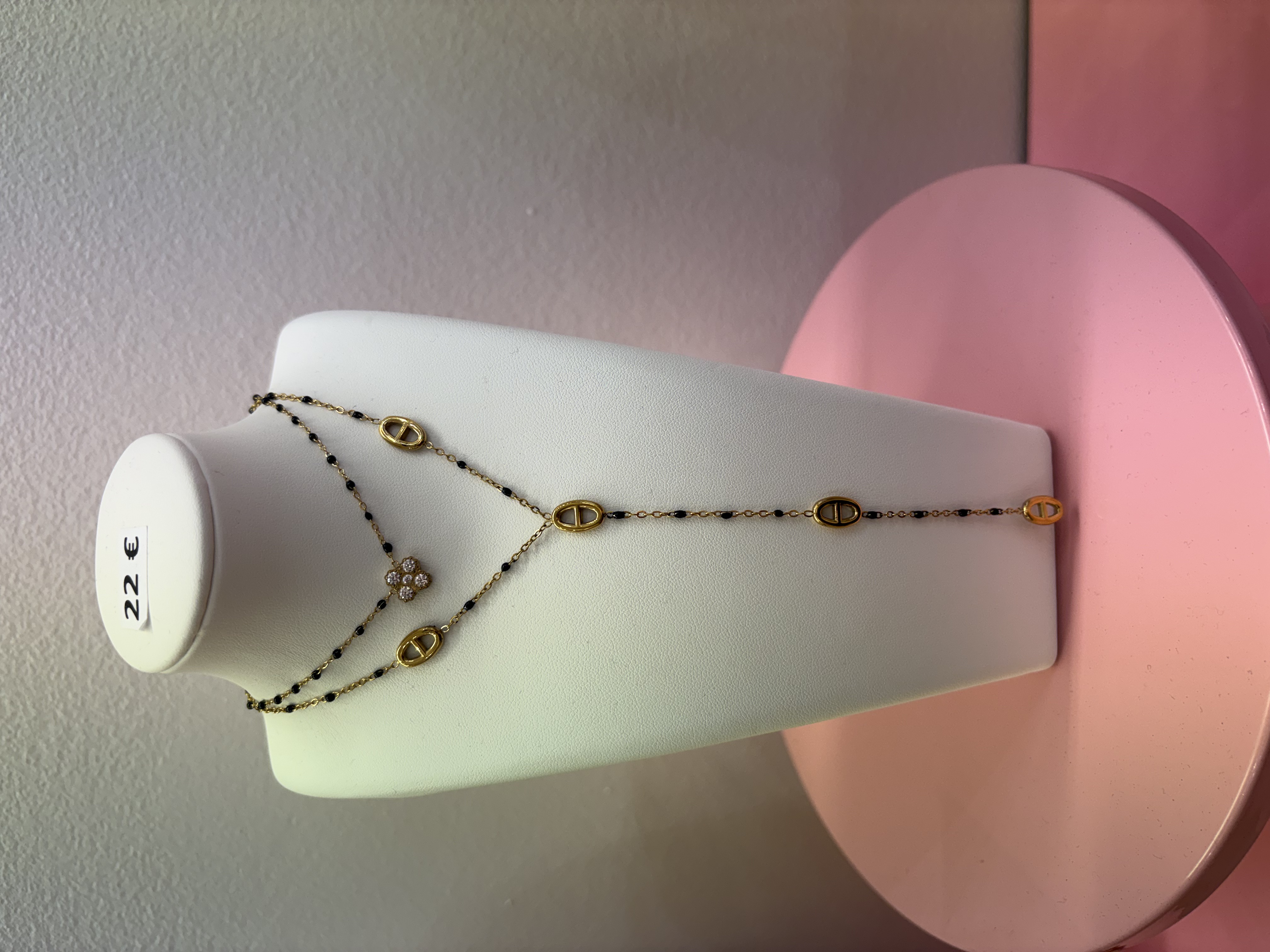 Collier doré perles noires et fleur strass