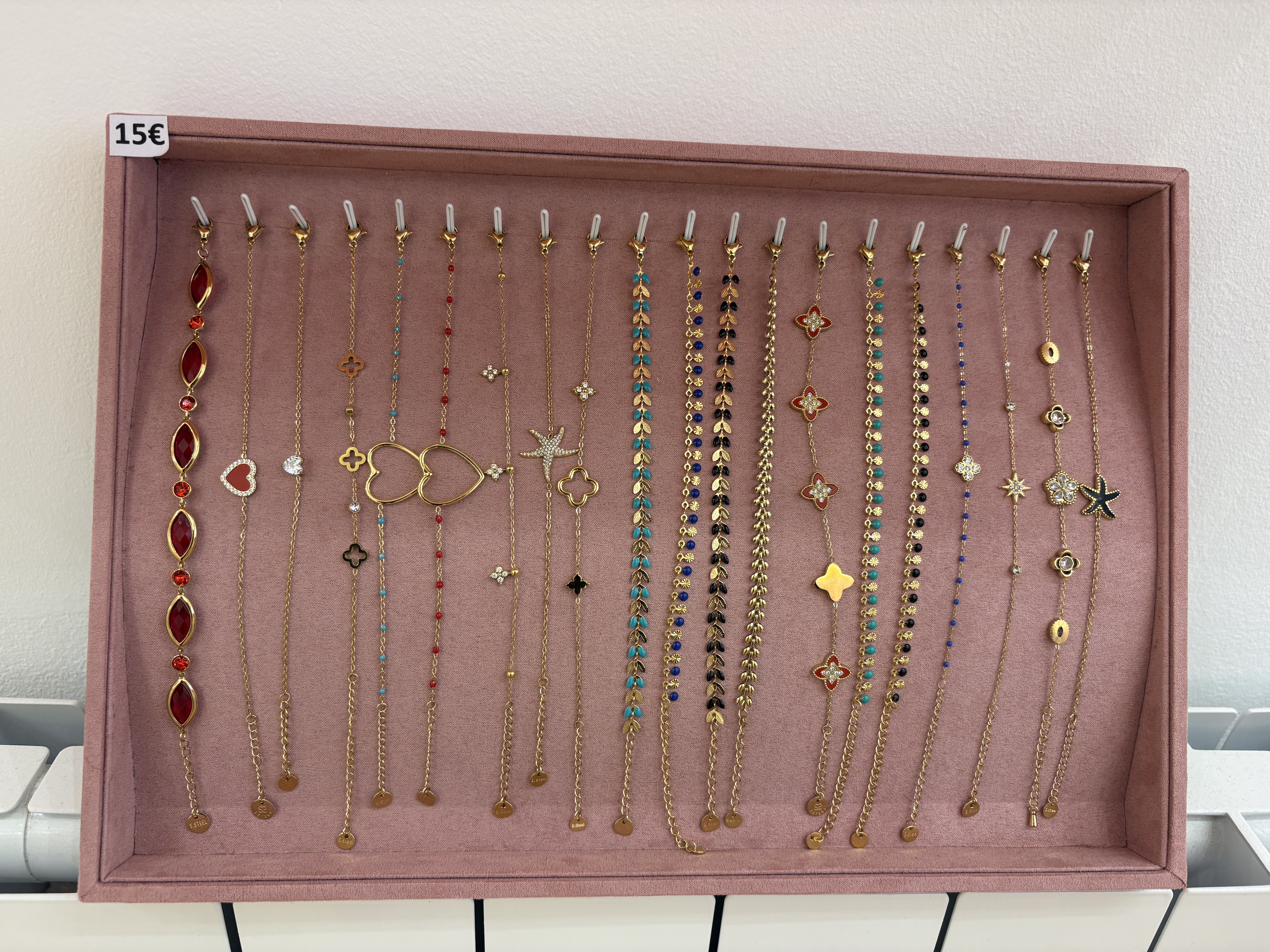 Bracelets dorés avec motifs colorés