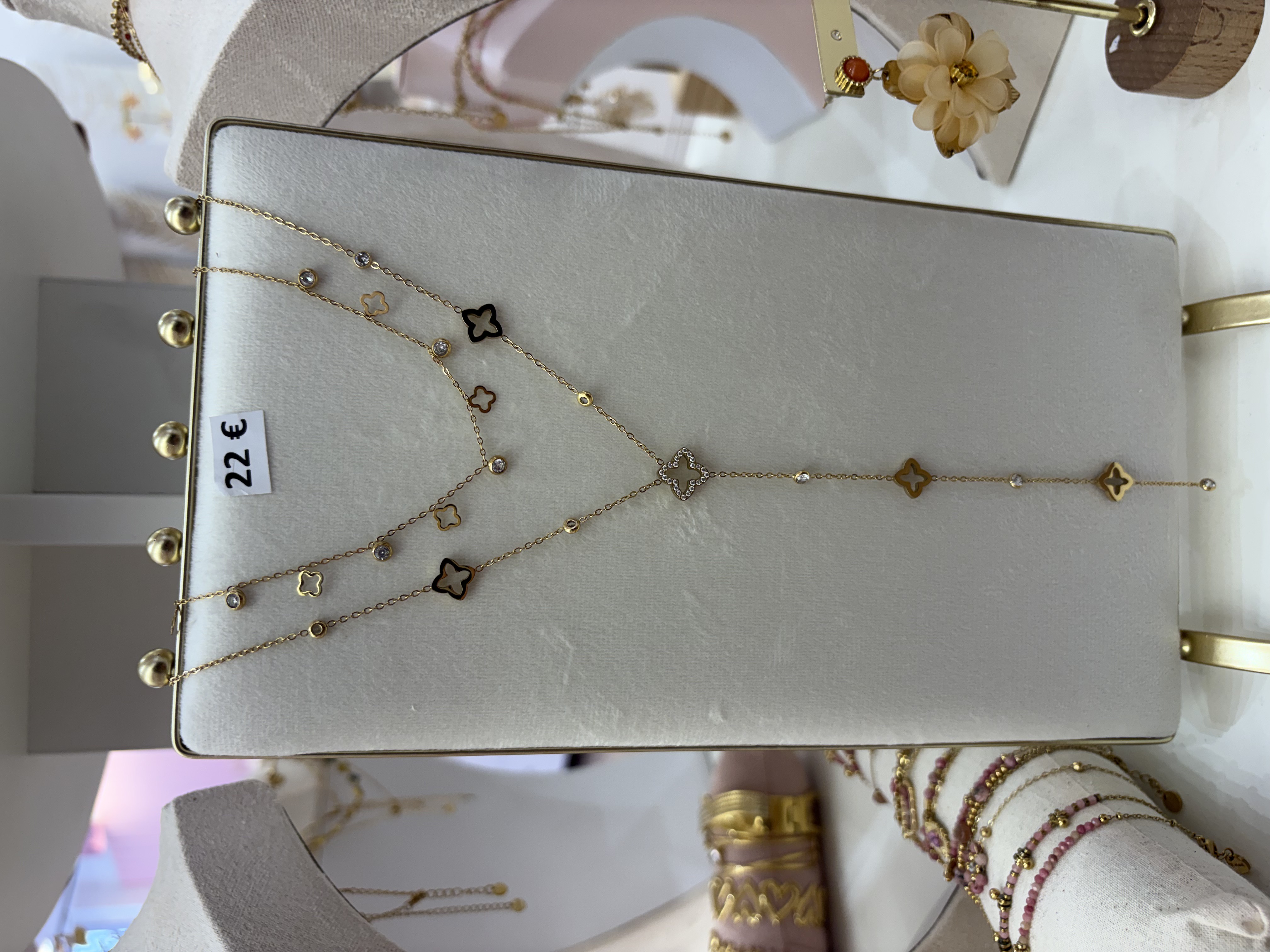 Collier Y doré avec trèfles