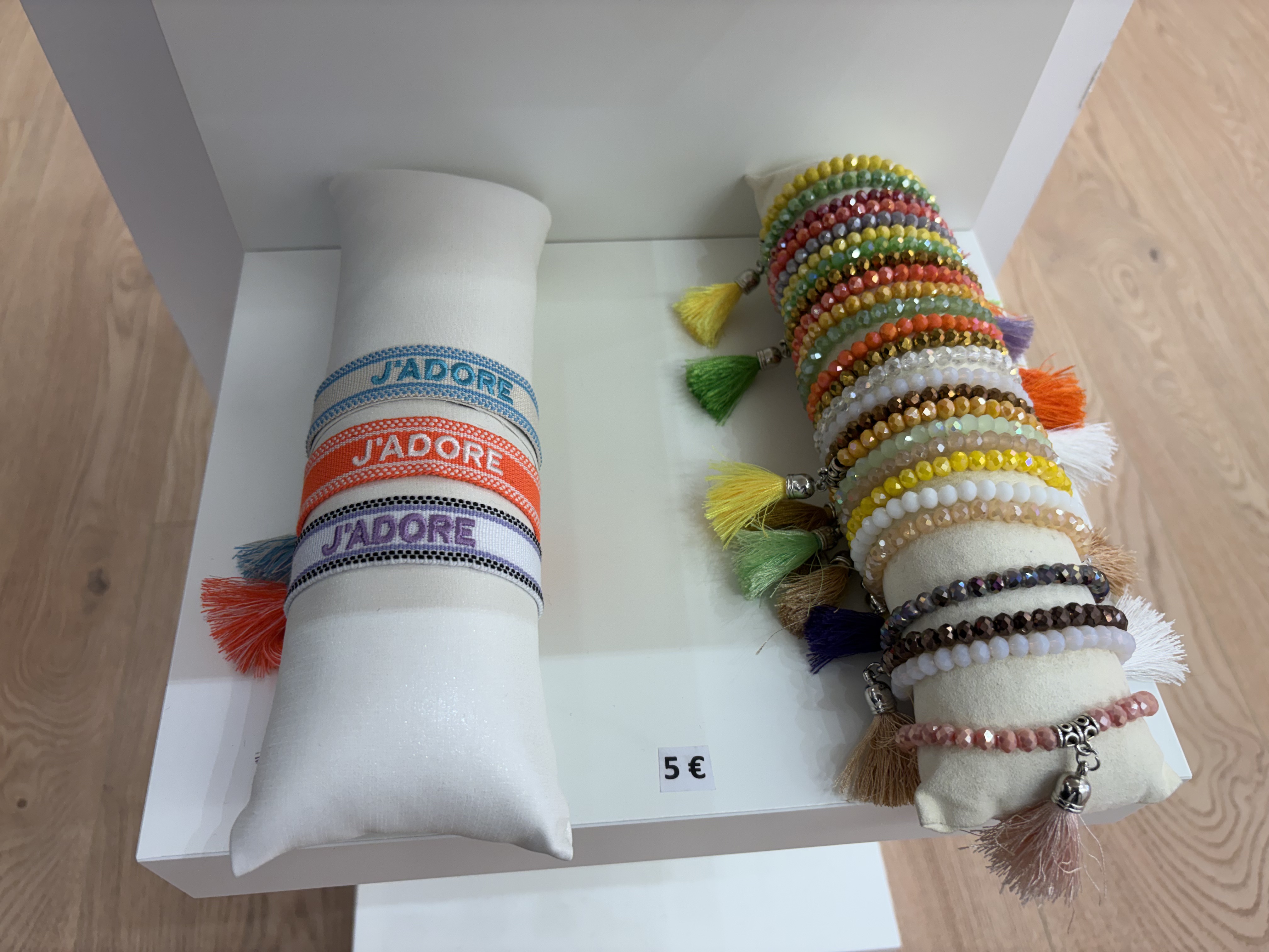 Bracelets en perles à facettes et pompons