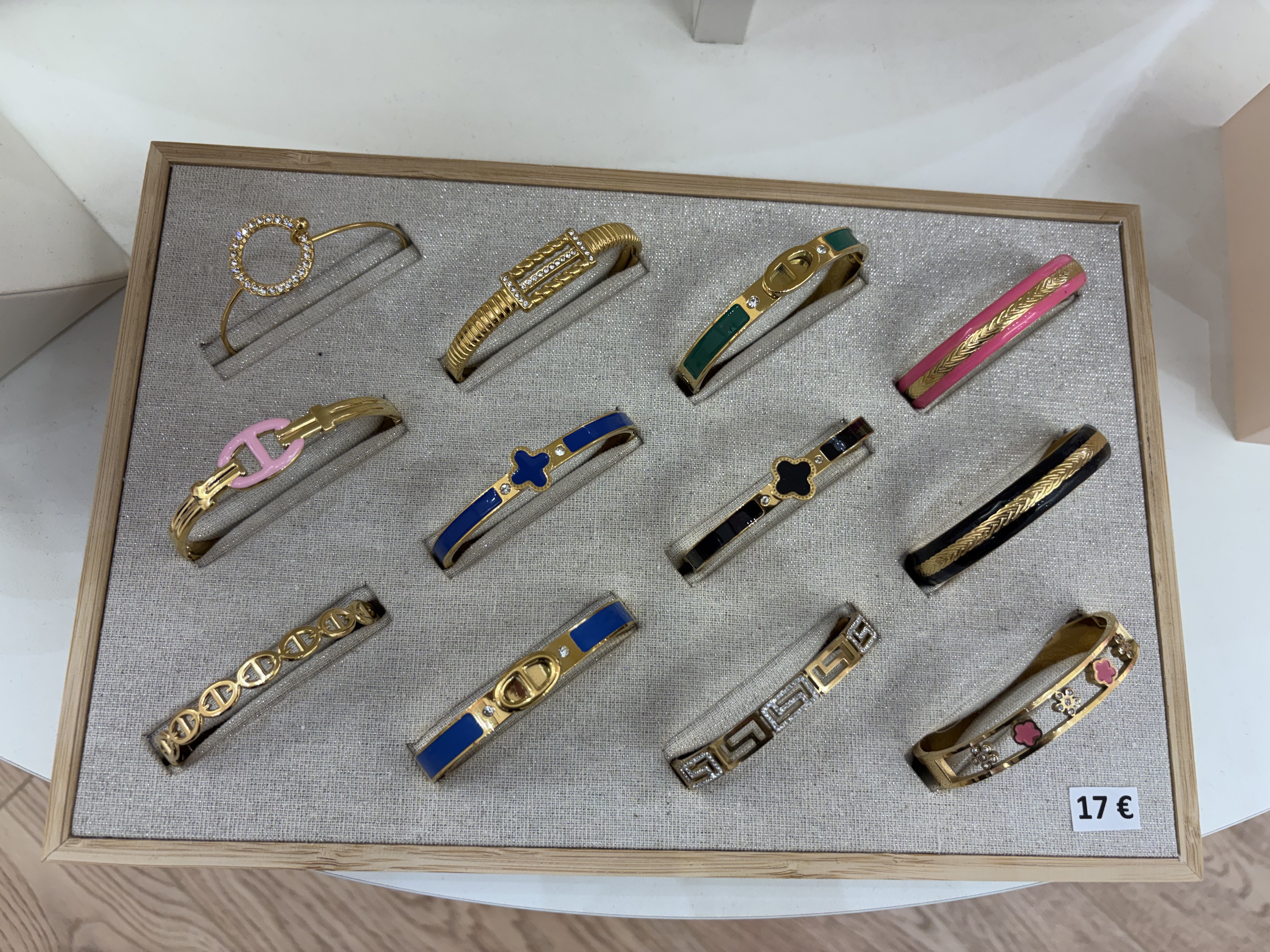 Joncs dorés avec détails émaillés et strass