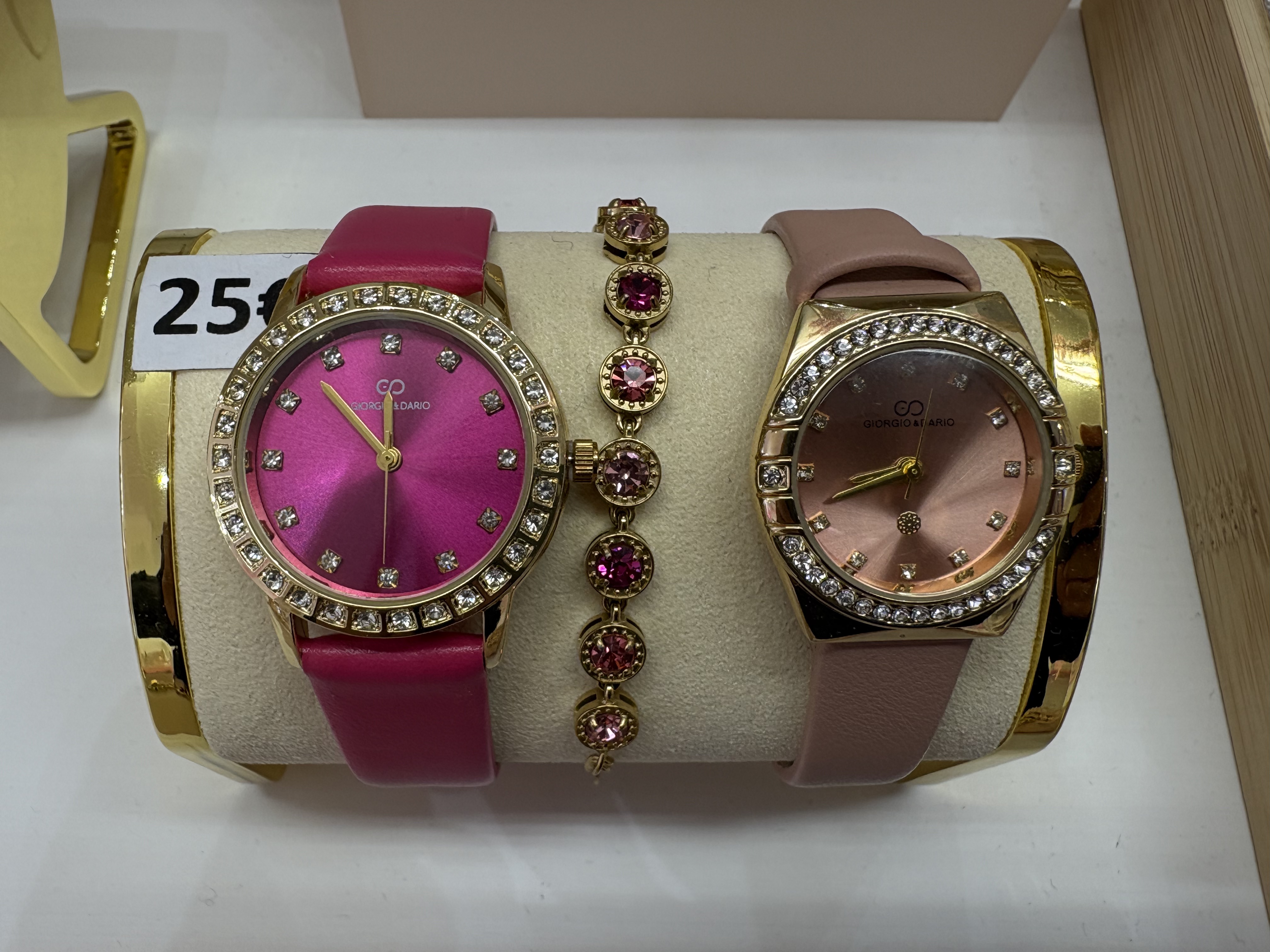 Montres dorées avec bracelet rose et strass