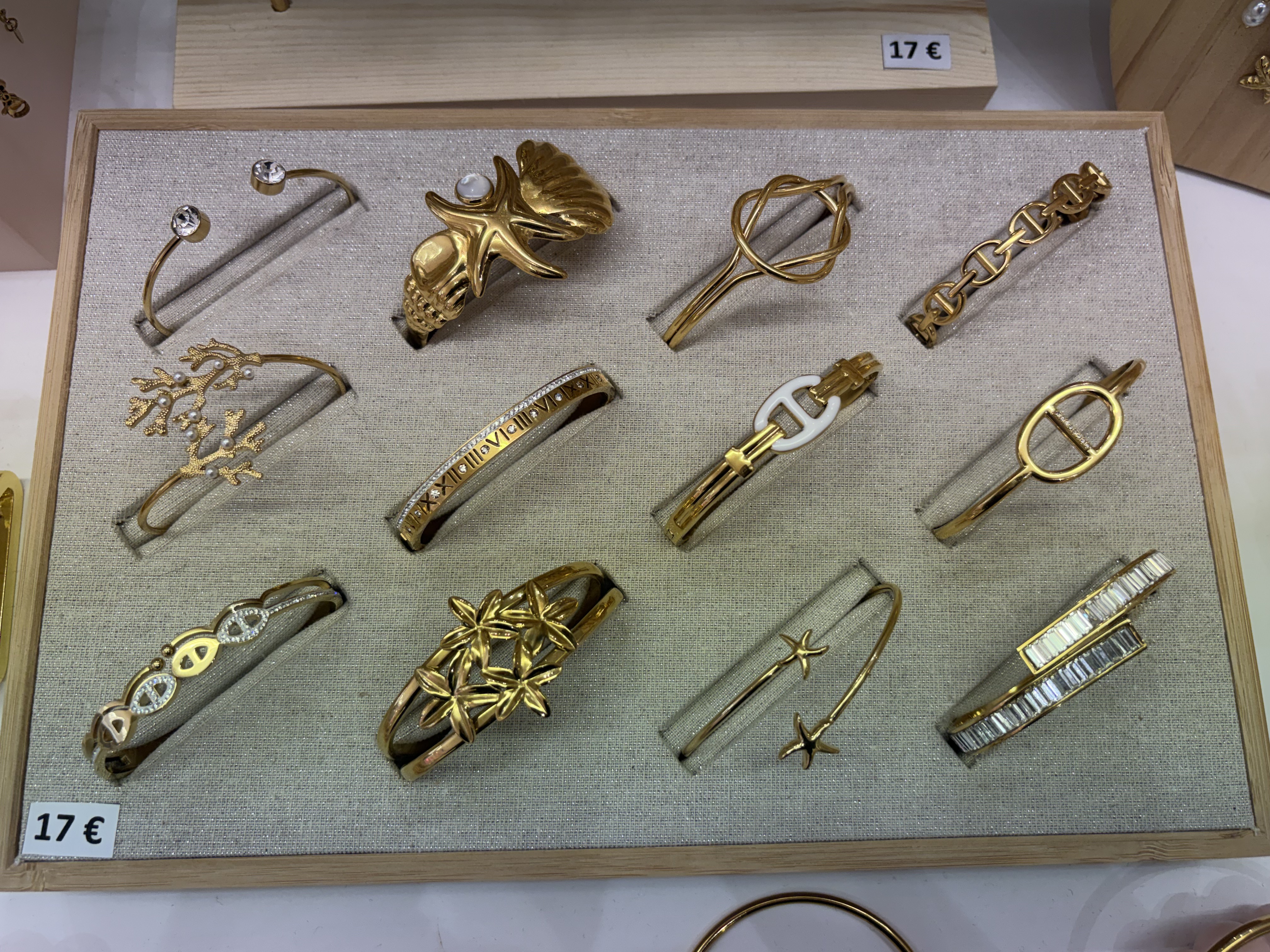 Collection de joncs et bracelets dorés
