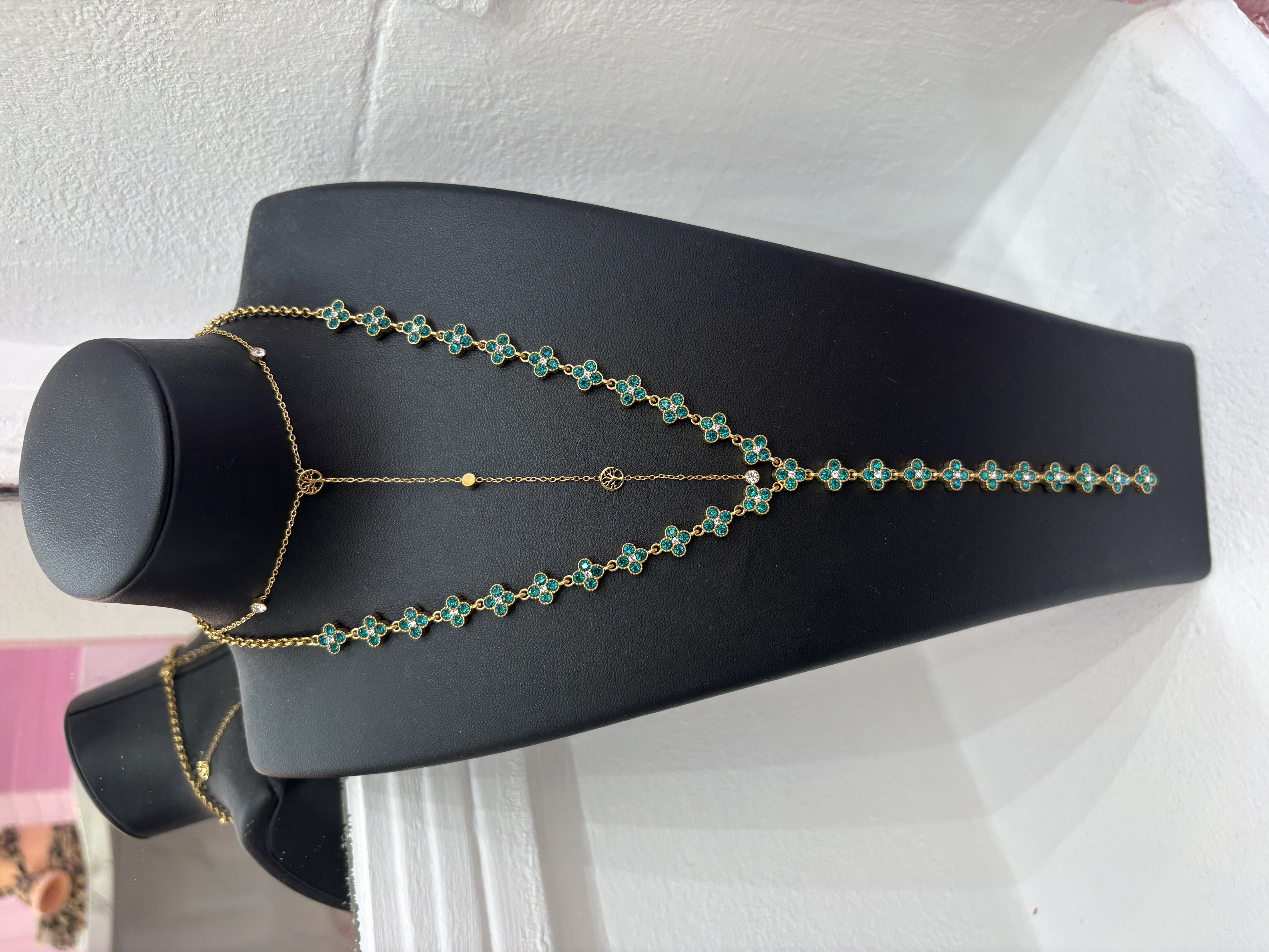 Collier Y doré avec trèfles verts