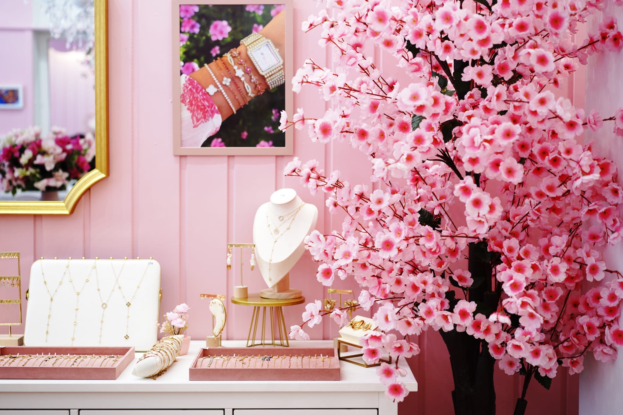 Intérieur de la boutique Elina Jewels avec arbre rose